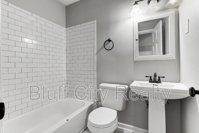 Building Photo - 2291 Madison Ave