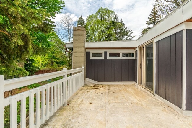 Building Photo - Beautiful Single Family Home w Massive Yar...
