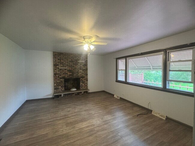 Building Photo - 27 W 155th Pl