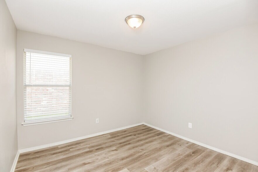 Building Photo - 6836 Bluff View Dr