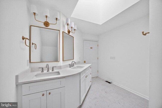 Building Photo - 221 Spring Race Ct
