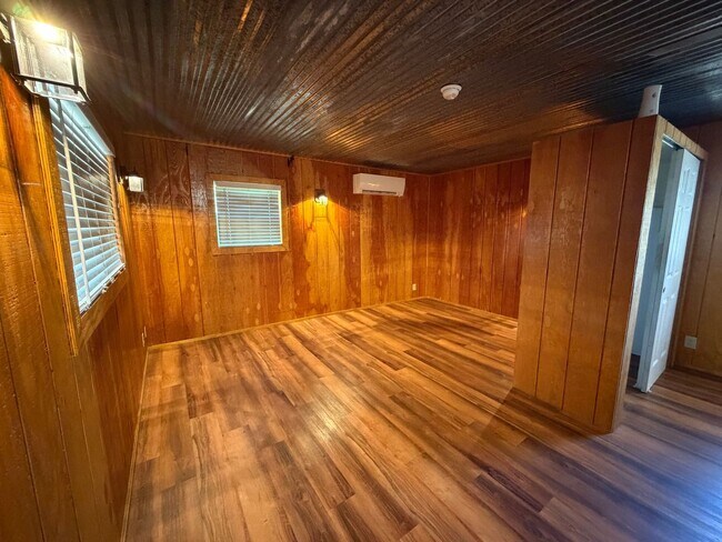 Building Photo - Cozy Studio House For Rent!