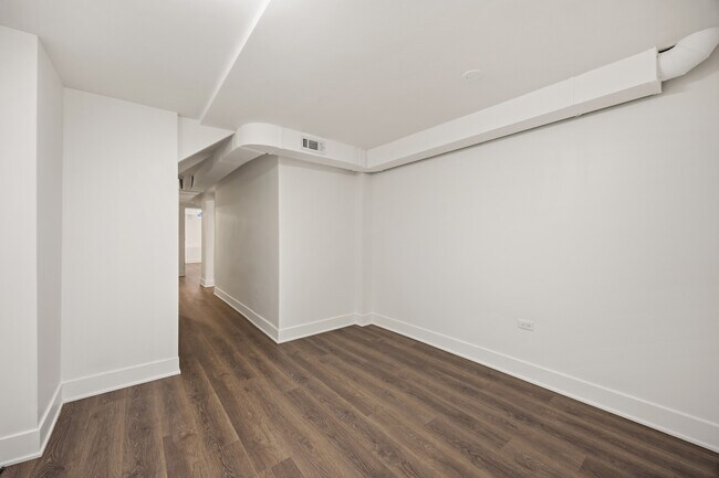 Building Photo - 2107 N Clark St