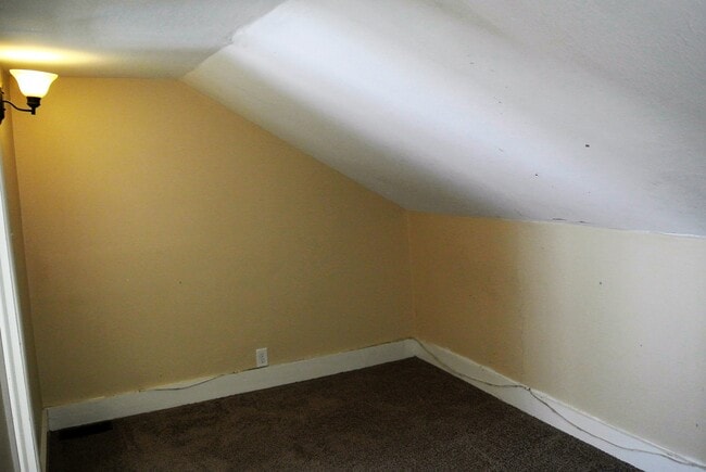 Building Photo - 3 Bedroom House
