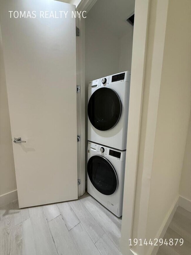 Building Photo - 3103 Sedgwick Ave