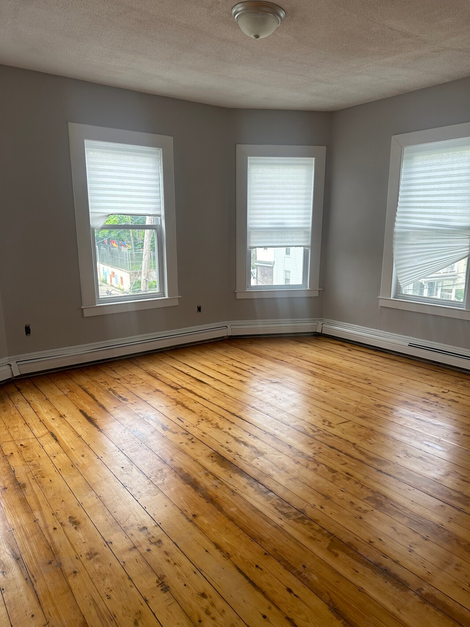 Building Photo - 19 Dewey St