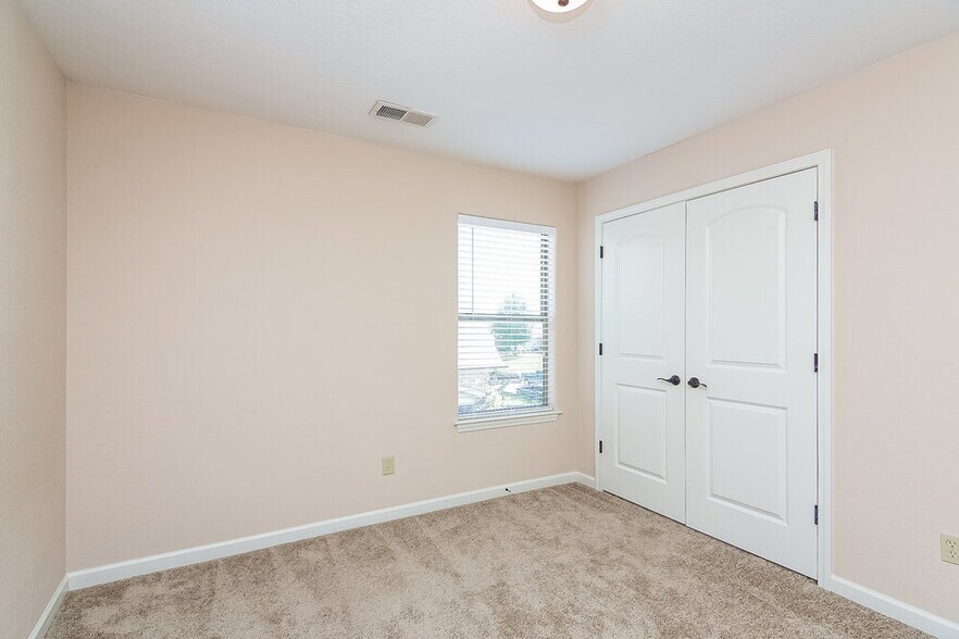 Building Photo - 15 Garden Springs Dr
