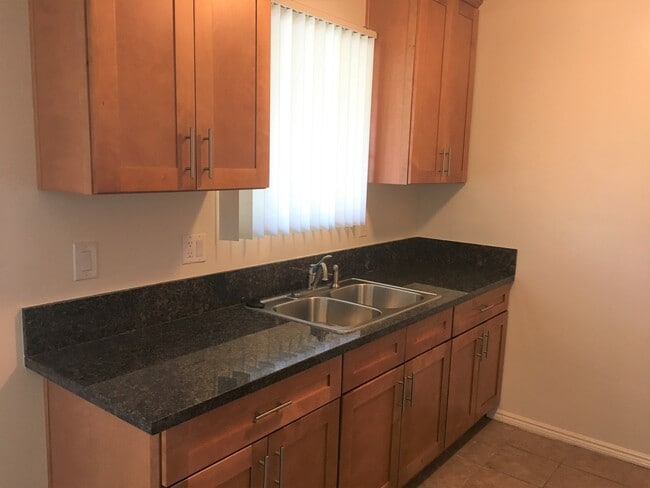 Building Photo - Parr, 10424-10425