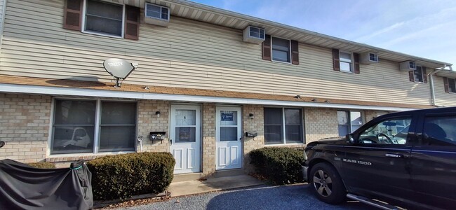 Building Photo - Newly Redone 2 Bed/1 Bath Apartment in Eli...