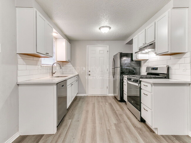 Building Photo - 606 Elmwood Dr