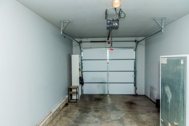 Building Photo - Lovely 3 bedroom, 2.5 Bathroom townhouse s...