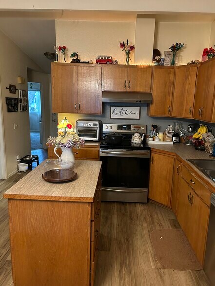 Building Photo - 1017 Oakes Ave