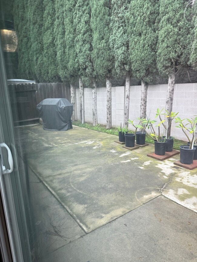 Building Photo - 2008 E Stearns Ave