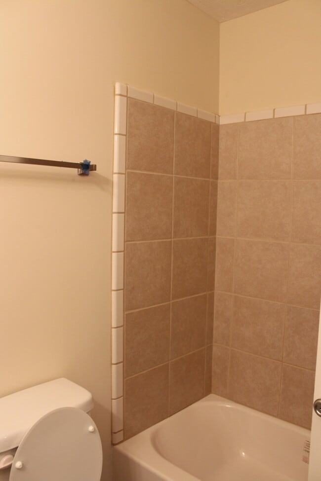 Building Photo - 2 Bedroom/2 Bathroom Condo!