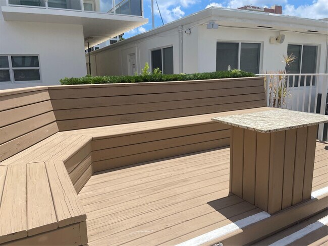 Building Photo - 1160 Hillsboro Mile