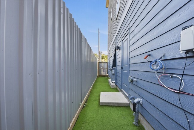 Building Photo - 2204 Lou Ellen Ln