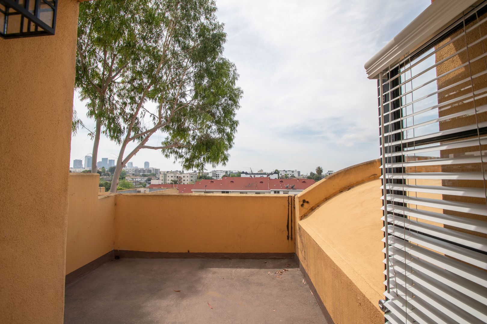 Building Photo - 425 N Alvarado St