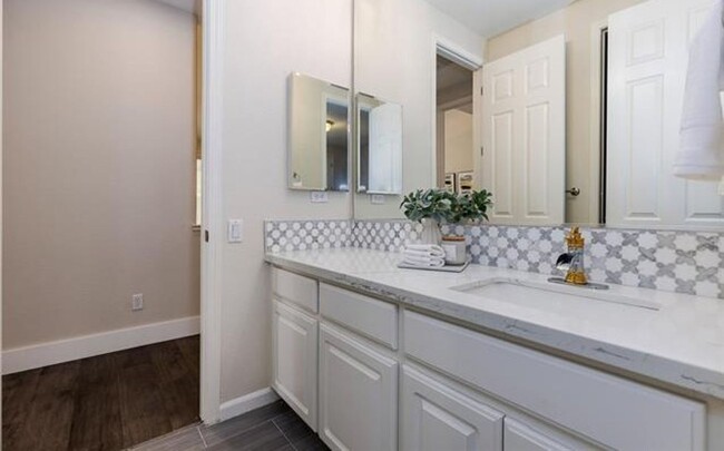 Building Photo - Livermore South Very Private 4 bedroom/3 b...