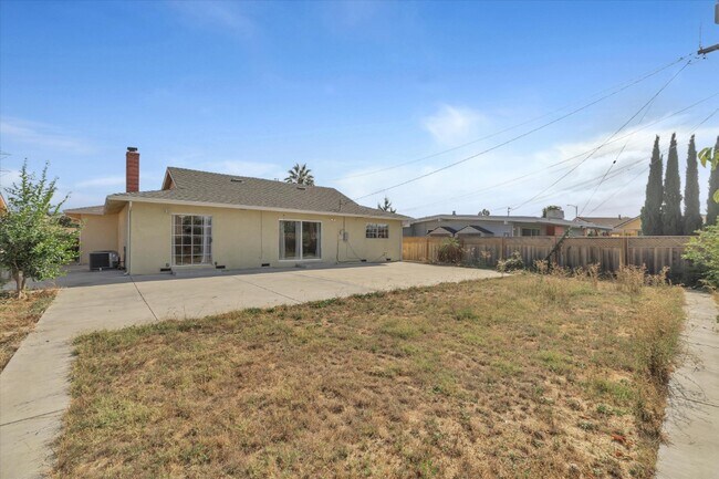 Building Photo - 43585 Montrose Ave