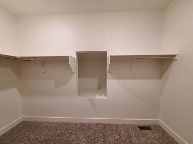 Building Photo - 4 Bedroom 3 Bathroom Single Family Home