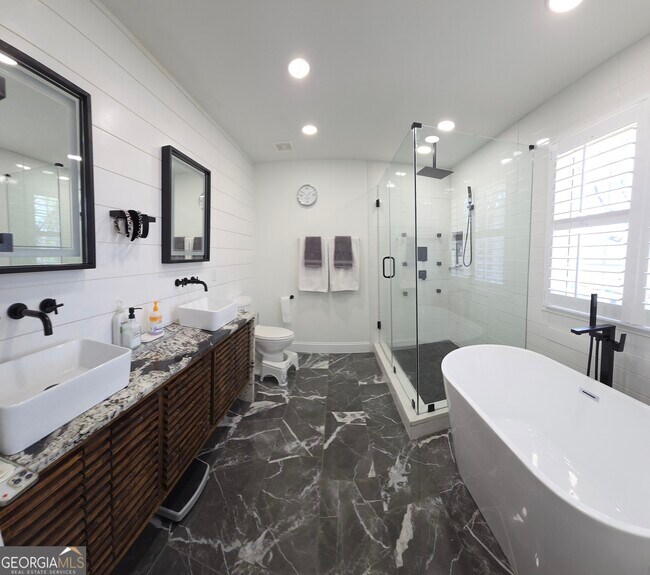 Building Photo - 1121 Vanessa Ave