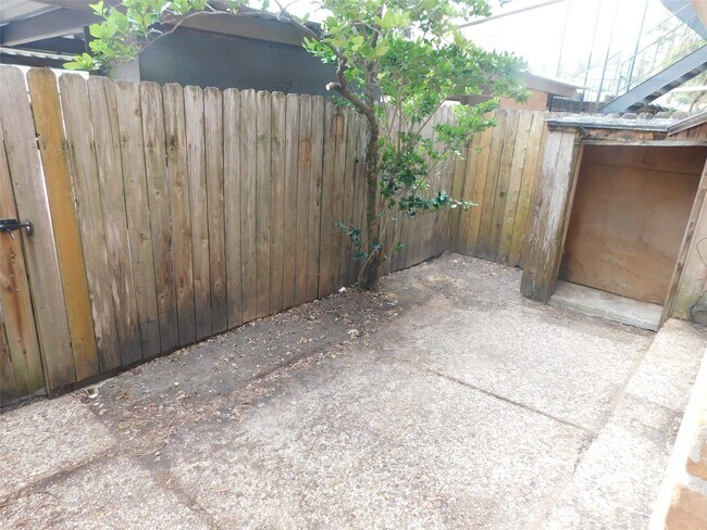 Building Photo - 472 N Post Oak Ln