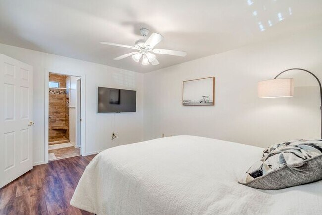 Building Photo - Pending/ Rented - Turnkey Charm in Green Valley – Furnished Townhome with Gated Serenity!