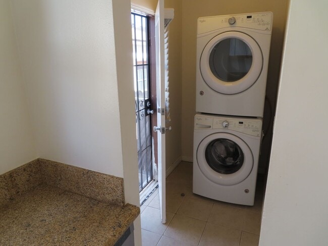 Building Photo - Three Bedroom Two Bath Home in La Mesa