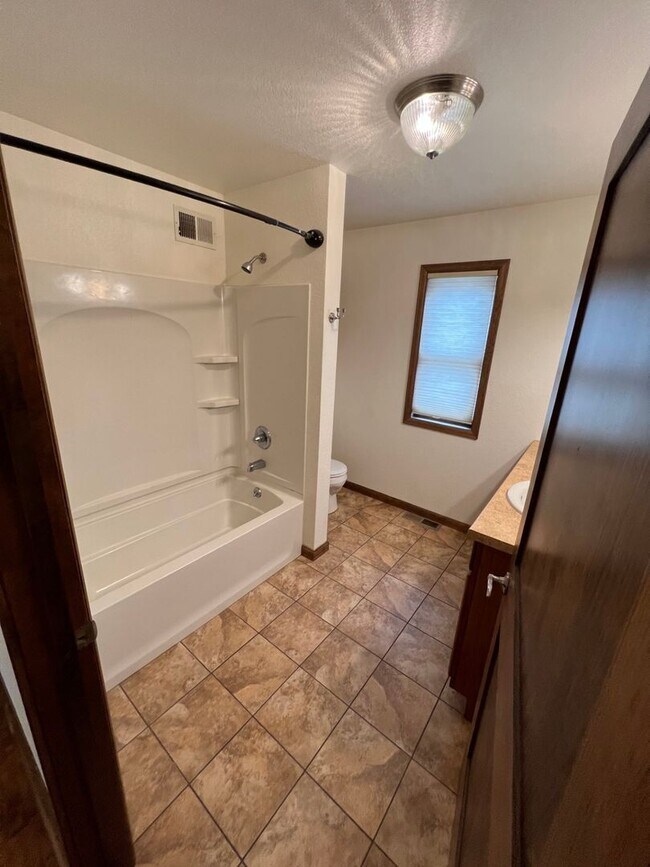 Building Photo - 409 S Broadway Ave