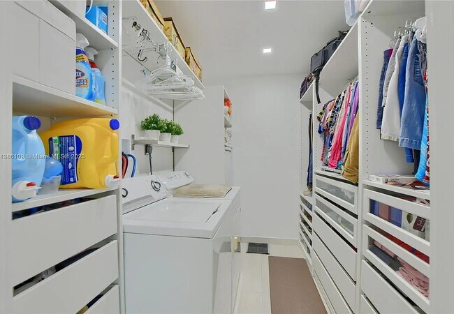 Building Photo - Spacious 1BR, 1BA Master Suite, Gem in Boca Raton – 1,170 sq ft of Comfort & Style! - Looking for...