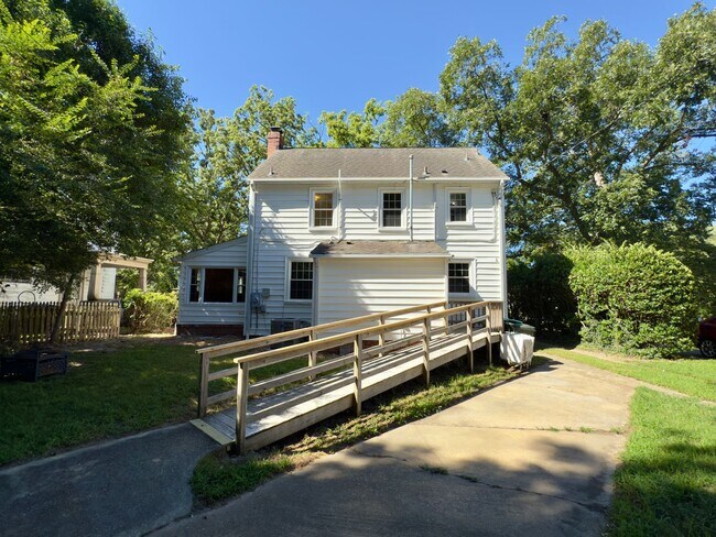 Building Photo - Charming Home!
