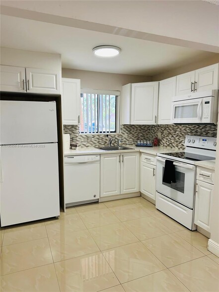 Building Photo - 6900 SW 39th St