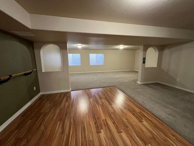 Building Photo - Pine Creek 5bd Home on Corner Lot 6 month ...