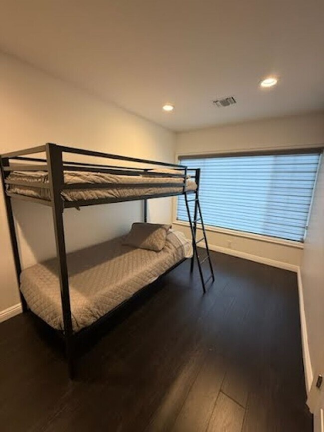 Building Photo - Fully Furnished Elegant Home