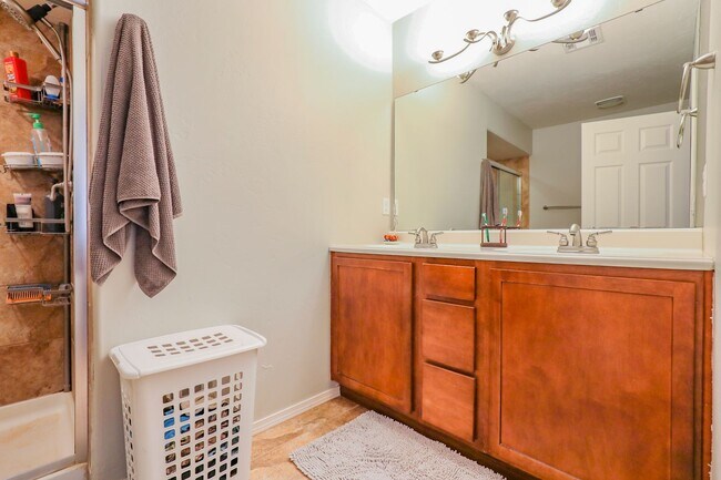 Building Photo - Well Maintained 4 Bedroom 2 Bath Home with...