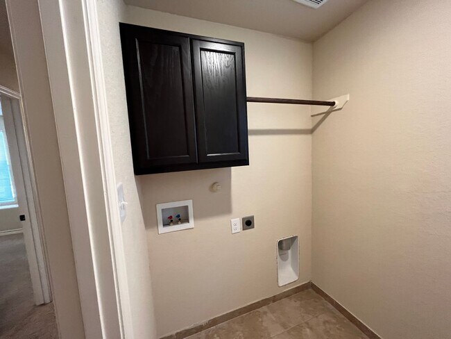 Building Photo - 6866 Lakeview Dr.