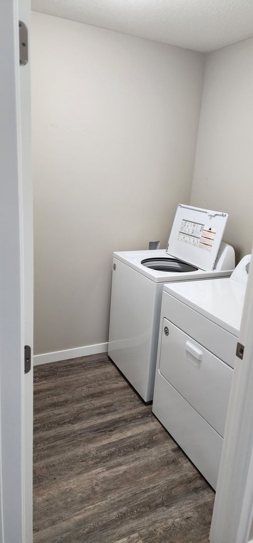 Building Photo - Beautiful 2 Bedroom 1 Bath End Unit Townhouse