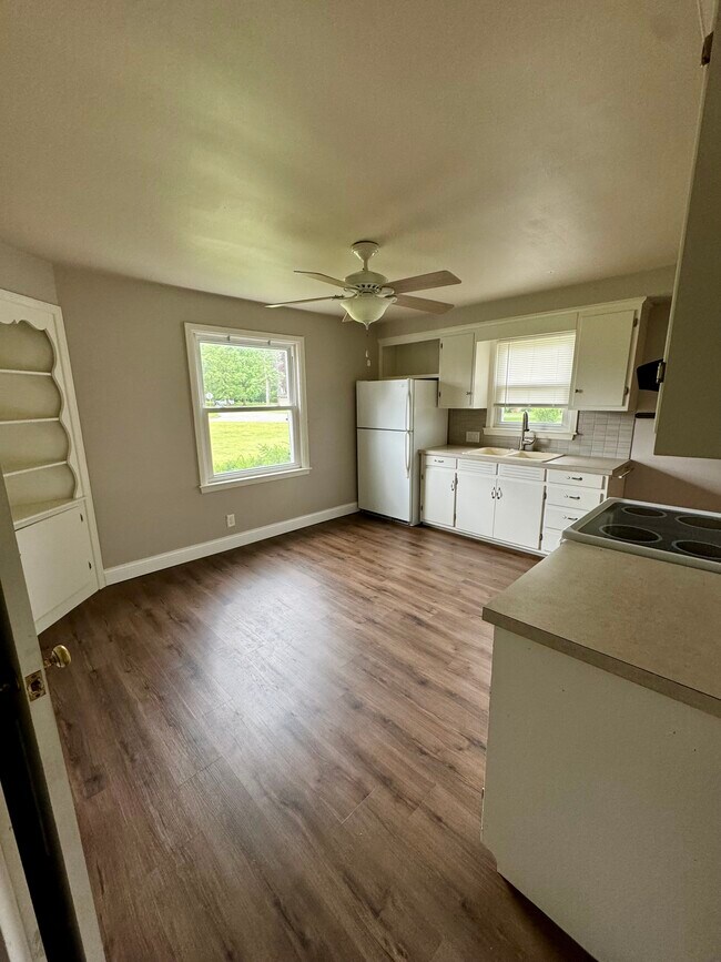 Building Photo - 923 Dickson Pky