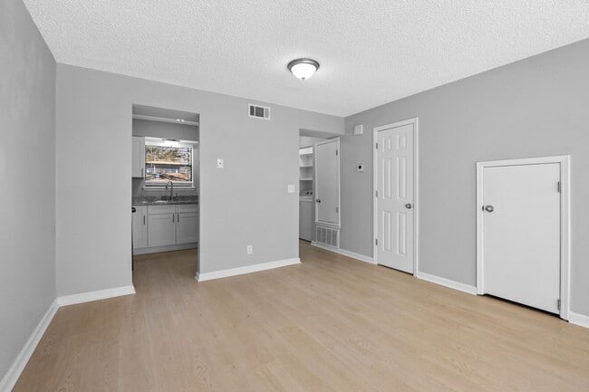 Building Photo - Modern 3-Bed, 2.5-Bath Apartment with Granite Kitchen & New Appliances!