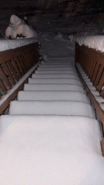 Building Photo - 672 Center St