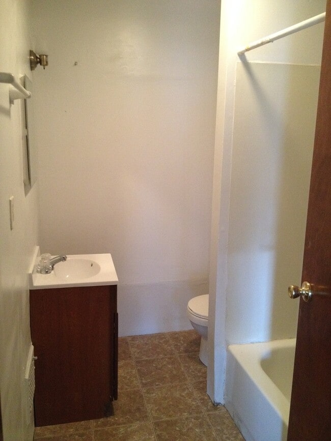 Building Photo - Spacious 3 Bedroom w/Covered Front Porch