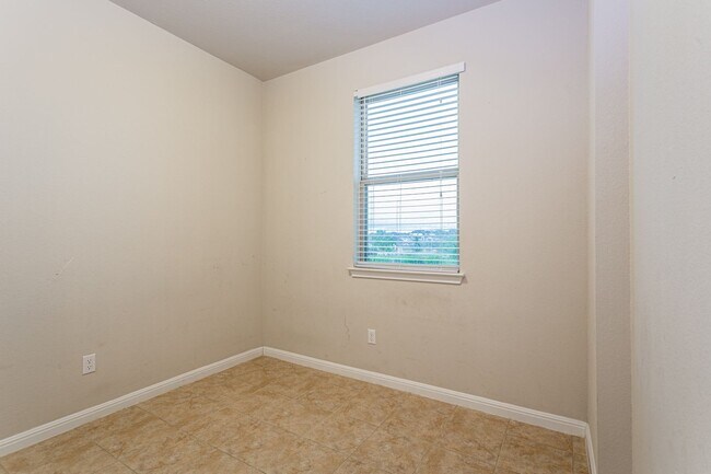 Building Photo - Bright & Spacious 5-Bedroom, 3-Bath Home i...
