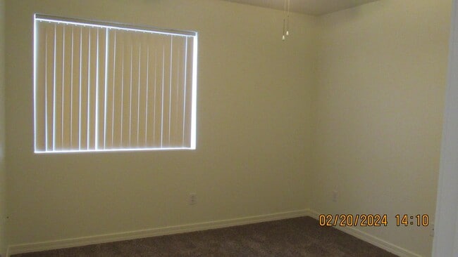 Building Photo - 3 bed 2 bath 2 car garage near high school