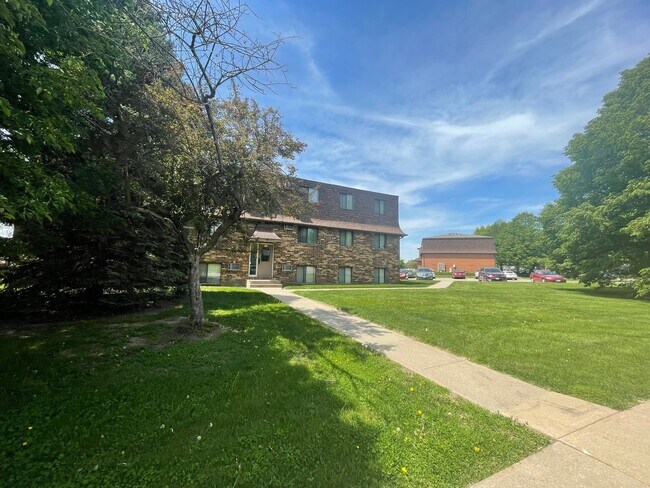Building Photo - Westside Iowa City 2 bedroom apartment