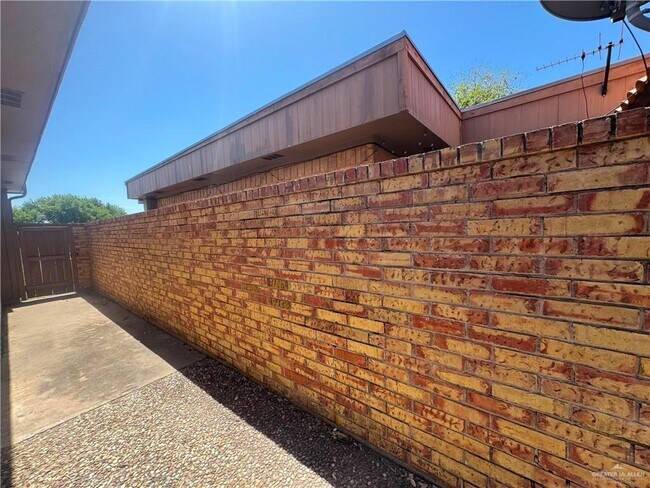Building Photo - 13 W Dallas Ave