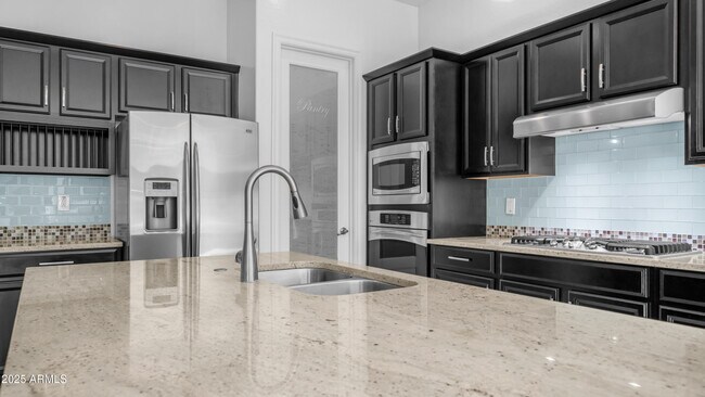 Building Photo - 561 W Yellowstone Way