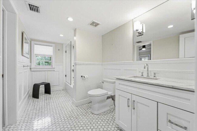 Building Photo - 459 NE 15th Ave