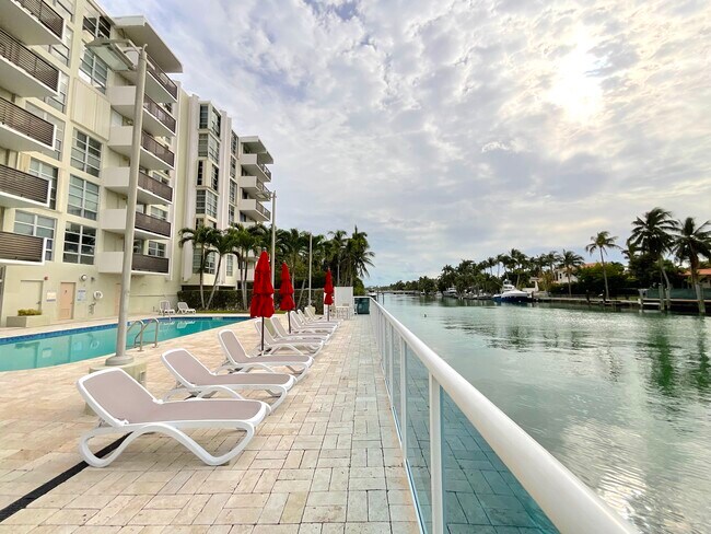 Building Photo - 9800 W Bay Harbor Dr