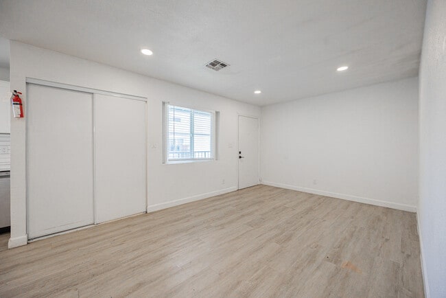 Building Photo - 719 N 12th Ave
