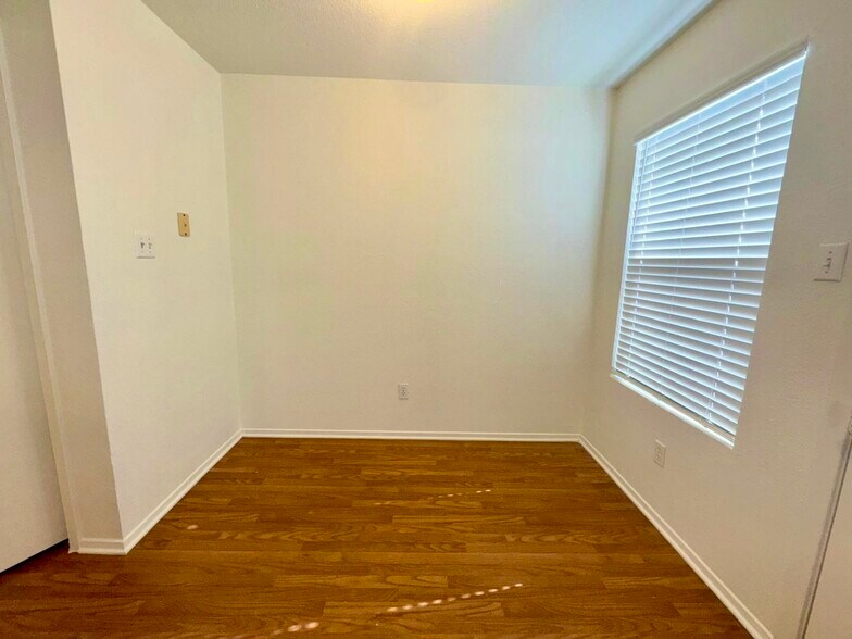 Building Photo - 1112 Leslie Cir